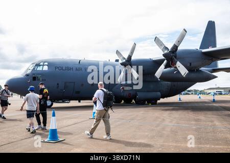 Fairford, Regno Unito. 18 luglio 2025. La RAF Fairford apre oggi per tre giorni, i visitatori entusiasti potranno sperimentare i panorami e i suoni emozionanti di oltre duecentocinquanta aerei di tutte le forme e dimensioni, da tutte le epoche a terra e in aria. Le condizioni di volo erano eccellenti con Blue Skies. Ci sono state più di 4 ore di volo venerdì, sabato e domenica avranno più di sette ore. Crediti: Keith Larby/Alamy Live News Foto Stock