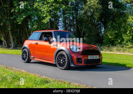 2010 Orange Mini One Opt Start/Stop 3dr hatchback Car benzina 1598 cc, guida a destra a 6 velocità; al Lytham Hall mega mini vintage Classic and performance, mostra di motori per collezionisti e appassionati. REGNO UNITO Foto Stock