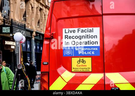 Londra, Regno Unito. Furgone della polizia che usa il riconoscimento facciale dal vivo a Leicester Square. Luglio 2025 Foto Stock