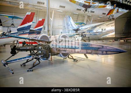 WASHINGTON DC - il drone Boeing Cargo Air Vehicle (CAV) mostra il suo costume da combattimento X-Wing dell'attrazione Star Wars: Galaxy's Edge del 2019 che si apre al Walt Disney World di Orlando, Florida. Boeing ha collaborato con la Walt Disney Company per montare telai X-Wing su questi grandi droni eVTOL (elettrici verticali decollo e atterraggio), che gli operatori hanno volato a distanza durante gli eventi di debutto dell'attrazione, mentre i faretti ultravioletti hanno illuminato solo le porzioni in costume. Il CAV è un aeromobile completamente elettrico senza equipaggio in grado di trasportare 225 kg (500 libbre) di carico, sviluppato da Boeing Beginning Foto Stock