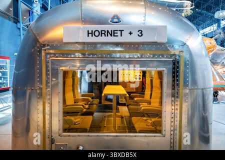 CHANTILLY, Virginia - il Mobile Quarantine Facility (MQF) ospitò gli astronauti dell'Apollo 11 Neil Armstrong, Buzz Aldrin e Michael Collins immediatamente dopo il loro ritorno dalla Luna nel luglio 1969. Il rimorchio Airstream convertito fungeva da unità di isolamento per prevenire l'improbabile diffusione di patogeni lunari, contenenti alloggi abitativi e posti letto, una cucina e un bagno con pressione dell'aria mantenuta inferiore alla pressione esterna. Gli astronauti, insieme a un medico e a un tecnico, rimasero nella struttura per oltre 60 ore durante il trasporto dalla portaerei USS Hornet a Pearl Harbor Nav Foto Stock