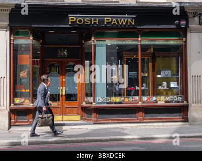 Posh Pawn, parte di Prestige Pawnbrokers e presente nella serie TV Posh Pawn di Channel 4, opera dalla sua filiale di Bishopsgate nella City di Londra, Regno Unito, offrendo prestiti garantiti contro articoli di lusso, tra cui borse di design, gioielli, orologi di fascia alta, auto d’epoca, arte, e antiquariato Foto Stock