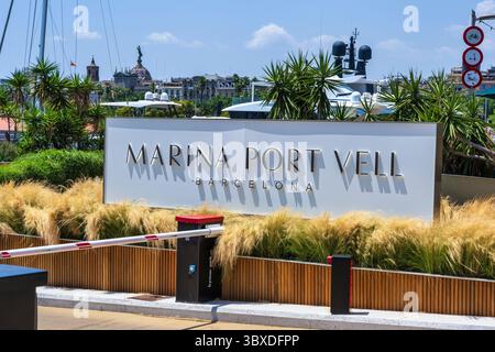 Cartello per Marina Port Vell nella città vecchia di Barcellona, nella regione spagnola della Catalogna Foto Stock