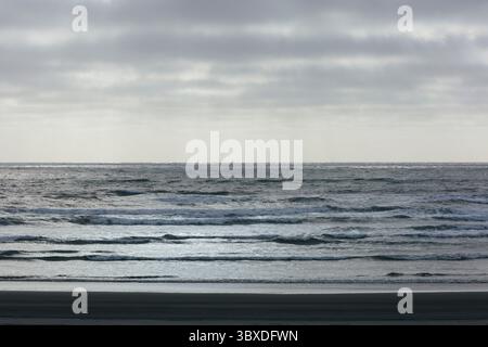 Onde infranti e cielo coperto al crepuscolo Foto Stock