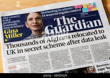 16 luglio 2025. Il titolo della prima pagina del Guardian legge che migliaia di afghani si sono trasferiti nel Regno Unito in uno schema segreto dopo la fuga di dati. Foto Stock