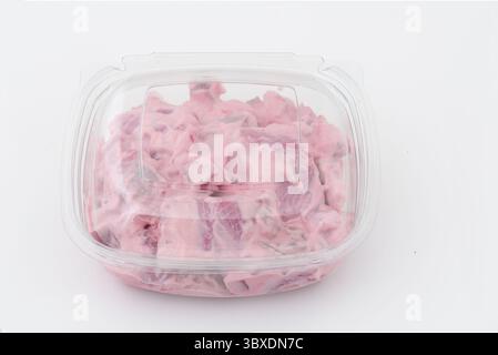 Insalata in una scatola di plastica trasparente sfondo naturale isolato con percorso di ritaglio Foto Stock