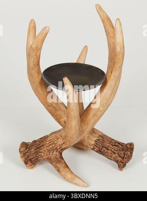 Portacandele in legno a forma di corna di cervo sfondo naturale isolato con percorso di ritaglio Foto Stock