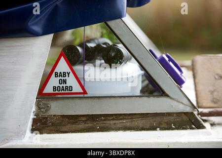 Un adesivo "Baby On Board" su una barca stretta presso il Sells Green tratto del canale Kennet e Avon nel Wiltshire, Regno Unito. Foto Stock