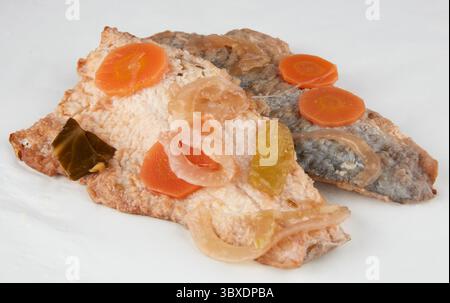 Filetto di pesce con salsa sfondo naturale isolato con percorso di ritaglio Foto Stock