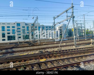 La stazione ferroviaria di Basilea è piena di cavi e linee ferroviarie. Foto Stock