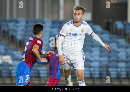 16 ottobre 2021, MADRID, MADRID, SPAGNA: Andri Gudjohnsen del Real Madrid Castilla in azione durante la partita di Primera RFEF gruppo 2 giocata tra Real Madrid Castilla e FC Barcelona B allo stadio Alfredo di Stefano il 16 ottobre 2021 a Madrid, Spagna. (Immagine di credito: © Irina R. Hipolito/AFP7 via ZUMA Press Wire) Foto Stock