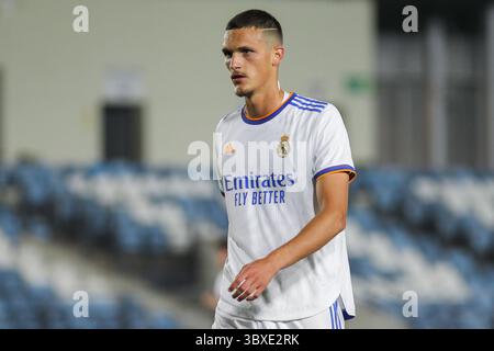 16 ottobre 2021, MADRID, MADRID, SPAGNA: Rafa Marin del Real Madrid Castilla guarda durante la partita di calcio Primera RFEF gruppo 2 giocata tra Real Madrid Castilla e FC Barcelona B allo stadio Alfredo di Stefano il 16 ottobre 2021 a Madrid, Spagna. (Immagine di credito: © Irina R. Hipolito/AFP7 via ZUMA Press Wire) Foto Stock
