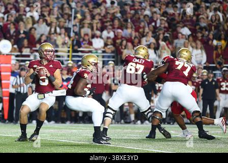 16 ottobre 2021; Chestnut Hill, Massachusetts, USA; il quarterback dei Boston College Eagles Dennis Grosel (6) in azione durante la partita di football NCAA tra NC State Wolfpack e Boston College Eagles all'Alumni Stadium. Anthony Nesmith/CSM(immagine di credito: &Copy; Anthony Nesmith/CSM tramite cavo ZUMA) Foto Stock