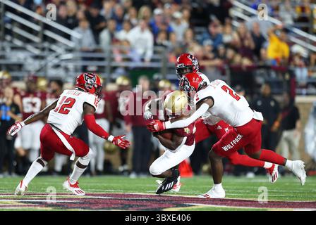 16 ottobre 2021; Chestnut Hill, Massachusetts, USA; il running back dei Boston College Eagles Alec Sinkfield (26) corre con la palla durante la partita di football NCAA tra NC State Wolfpack e Boston College Eagles all'Alumni Stadium. Anthony Nesmith/CSM(immagine di credito: &Copy; Anthony Nesmith/CSM tramite cavo ZUMA) Foto Stock