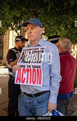 Glasgow, Scozia, Regno Unito. 18 luglio 2025. Gli attivisti hanno tenuto una manifestazione, durante la quale è stato fatto un arresto, in segno di protesta contro il recente arresto di un attivista filo-palestinese in base alla legge sul terrorismo del 2000, sulla formulazione utilizzata su una maglietta, che secondo gli attivisti non implica alcun sostegno a nessuna organizzazione terroristica. Il messaggio adottato dagli attivisti è stato formulato nel tentativo di mettere alla prova la legge con riferimento al sostegno percepito all'organizzazione Palestina Action, recentemente proscritta. (Credit Image: © Cameron Scott/ZUMA Press Wire) SOLO PER USO EDITORIALE! Non per USO commerciale! Foto Stock
