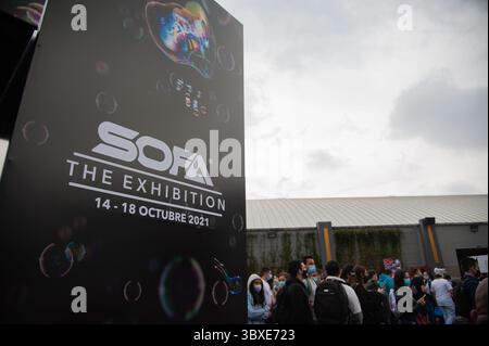 16 ottobre 2021, Bogota, Cundinamarca, Colombia: I partecipanti fanno lunghe code per assistere a diverse mostre durante il primo giorno del DIVANO (Salon del Ocio y la Fantasia) 2021, una fiera rivolta al pubblico geek in Colombia che mescola Cosplay, gaming, supereroi e appassionati di cinema da tutta la Colombia, a Bogotà, Colombia il 14 ottobre 2021. (Immagine di credito: © Chepa Beltran/LongVisual tramite ZUMA Press Wire) Foto Stock