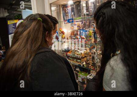 16 ottobre 2021, Bogota, Cundinamarca, Colombia: I partecipanti vedono i prodotti in vendita durante il primo giorno del DIVANO (Salon del Ocio y la Fantasia) 2021, una fiera rivolta al pubblico geek in Colombia che mescola Cosplay, gaming, supereroi e appassionati di cinema da tutta la Colombia, a Bogotà, Colombia il 14 ottobre 2021. (Immagine di credito: © Chepa Beltran/LongVisual tramite ZUMA Press Wire) Foto Stock