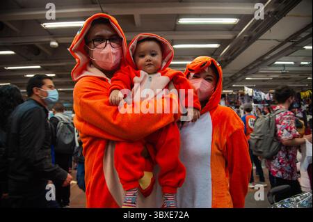 16 ottobre 2021, Bogotà, Cundinamarca, Colombia: Una famiglia indossa il personaggio di Pokemon Charmander kigurumis durante il primo giorno del DIVANO (Salon del Ocio y la Fantasia) 2021, una fiera rivolta al pubblico geek in Colombia che mescola Cosplay, gaming, supereroi e appassionati di cinema da tutta la Colombia, a Bogotà, Colombia il 14 ottobre 2021. (Immagine di credito: © Chepa Beltran/LongVisual tramite ZUMA Press Wire) Foto Stock