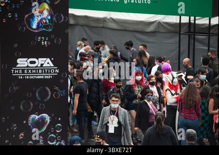 16 ottobre 2021, Bogota, Cundinamarca, Colombia: I partecipanti fanno lunghe code per assistere a diverse mostre durante il primo giorno del DIVANO (Salon del Ocio y la Fantasia) 2021, una fiera rivolta al pubblico geek in Colombia che mescola Cosplay, gaming, supereroi e appassionati di cinema da tutta la Colombia, a Bogotà, Colombia il 14 ottobre 2021. (Immagine di credito: © Chepa Beltran/LongVisual tramite ZUMA Press Wire) Foto Stock