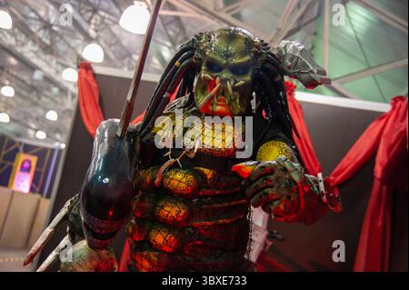 16 ottobre 2021, Bogotà, Cundinamarca, Colombia: Un cosplayer con un costume di Predator posa per una foto durante il primo giorno del DIVANO (Salon del Ocio y la Fantasia) 2021, una fiera rivolta al pubblico geek in Colombia che mescola Cosplay, gaming, supereroi e appassionati di cinema da tutta la Colombia, a Bogota, Colombia il 14 ottobre 2021. (Immagine di credito: © Chepa Beltran/LongVisual tramite ZUMA Press Wire) Foto Stock
