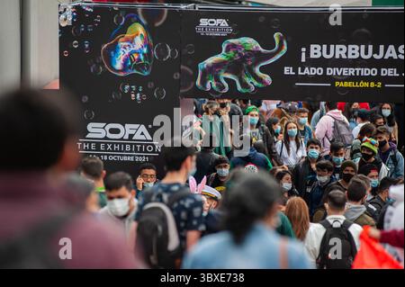 16 ottobre 2021, Bogota, Cundinamarca, Colombia: I partecipanti fanno lunghe code per assistere a diverse mostre durante il primo giorno del DIVANO (Salon del Ocio y la Fantasia) 2021, una fiera rivolta al pubblico geek in Colombia che mescola Cosplay, gaming, supereroi e appassionati di cinema da tutta la Colombia, a Bogotà, Colombia il 14 ottobre 2021. (Immagine di credito: © Chepa Beltran/LongVisual tramite ZUMA Press Wire) Foto Stock