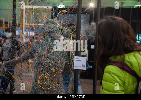 16 ottobre 2021, Bogotà, Cundinamarca, Colombia: I partecipanti danno un'occhiata a una scultura fatta di cavi informatici durante il primo giorno del DIVANO (Salon del Ocio y la Fantasia) 2021, una fiera rivolta al pubblico geek in Colombia che mescola Cosplay, gaming, supereroi e appassionati di cinema da tutta la Colombia, a Bogotà, Colombia il 14 ottobre 2021. (Immagine di credito: © Chepa Beltran/LongVisual tramite ZUMA Press Wire) Foto Stock