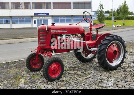 Auto d'epoca rossa, trattore McCormick Farmall sul ciglio della strada, Hvammstangi, Vatnsnes, Islanda Foto Stock