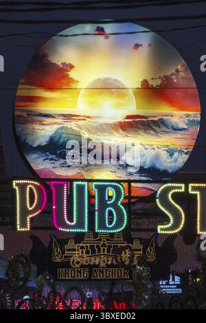 Luci al neon, Pub Street in serata, quartiere dei divertimenti con bar e ristoranti, Siem Reap, Cambogia Foto Stock
