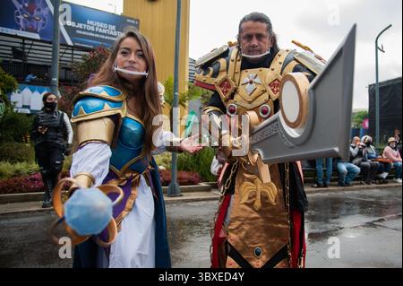 16 ottobre 2021, Bogotà, Cundinamarca, Colombia: I fan degli anime cosplendono i loro personaggi preferiti durante il primo giorno del DIVANO (Salon del Ocio y la Fantasia) 2021, una fiera rivolta al pubblico geek in Colombia che mescola Cosplay, gaming, supereroi e appassionati di cinema da tutta la Colombia, a Bogotà, Colombia il 14 ottobre 2021. (Immagine di credito: © Chepa Beltran/VW Pics tramite ZUMA Press Wire) Foto Stock