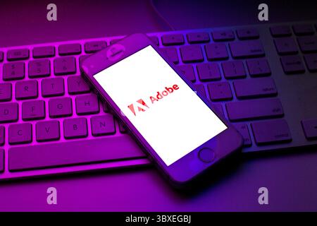 13 ottobre 2021, Barcellona, Catalogna, Spagna: In questa foto viene visualizzato un logo Adobe visualizzato su uno smartphone sopra una tastiera del computer (Credit Image: © Thiago Prudencio/DAX via ZUMA Press Wire) Foto Stock