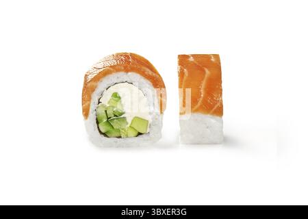 Due involtini di sushi philadelphia uramaki, uno tagliato a metà che mostra il ripieno di salmone, cetriolo e formaggio spalmabile, isolati su bianco Foto Stock