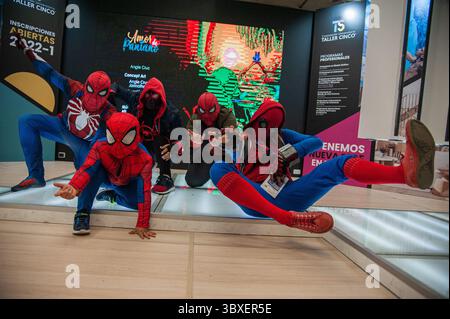 18 ottobre 2021, Bogotà, Cundinamarca, Colombia: Diverse persone cosplendono diverse versioni del supereroe della Marvel Spider Man durante l'ultimo giorno del DIVANO (Salon del Ocio y la Fantasia) 2021, una fiera rivolta al pubblico geek in Colombia che mescola Cosplay, gaming, supereroi e fan del cinema da tutta la Colombia, a Bogotà, Colombia il 18 ottobre 2021. (Immagine di credito: © Chepa Beltran/LongVisual tramite ZUMA Press Wire) Foto Stock