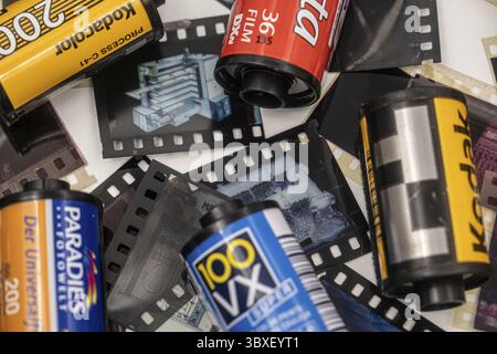 Sibiu, Romania - 7 aprile 2024. Taniche di pellicola vuote da 35 mm da pellicola sviluppata con vecchie strisce di pellicola da 35 mm Foto Stock