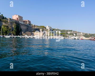 Sorrento è una città che si affaccia sul Golfo di Napoli nel Sud Italia. Foto Stock