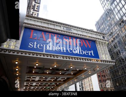 New York, Stati Uniti. 18 luglio 2025. The Marquee al ed Sullivan Theater mostra "The Late Show" dopo che è stato annunciato che la CBS ritirerà la serie "The Late Show" nel maggio 2026 a New York City venerdì 18 luglio 2025. All'inizio dell'episodio di giovedì sera di "The Late Show with Stephen Colbert", il presentatore veterano del talk show ha annunciato che mercoledì, i suoi capi alla CBS lo hanno informato che il Late Show sarebbe finito il prossimo maggio. Foto di John Angelillo/UPI credito: UPI/Alamy Live News Foto Stock