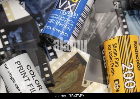Sibiu, Romania - 7 aprile 2024. Taniche di pellicola vuote da 35 mm da pellicola sviluppata con vecchie strisce di pellicola da 35 mm Foto Stock