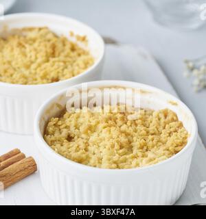 Chiudere la mela sbriciolata con streusel. Vista laterale. Colazione mattutina su tavolo grigio chiaro Foto Stock