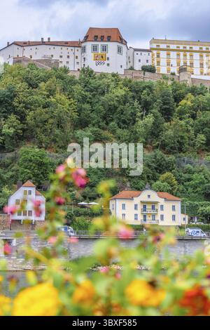 Vista panoramica del castello veste Oberhaus sul Danubio. Antica fortezza di Passau, bassa Baviera, Germania. foto verticale Foto Stock