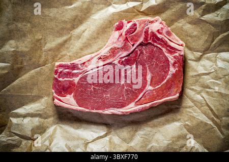 Fresche, enorme e gustosa bistecca club su carta marrone Foto Stock