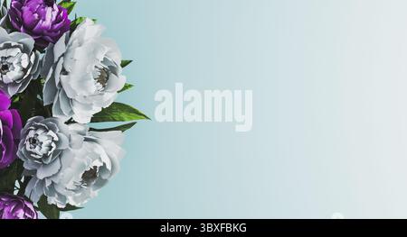 Sfondo floreale blu pastello con peonie bianche e viola sul lato. Concetto di sfondo floreale. Concetto di primavera. Invito, biglietto di auguri. Mockup Foto Stock