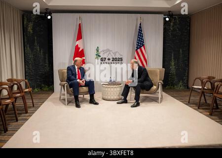 Kananaskis, Alberta, Canada. 16 giugno 2025. Il presidente Donald J. Trump incontra il primo ministro canadese Mark Carney durante una discussione bilaterale al vertice del G7. I leader hanno affrontato il commercio globale, la crescita economica e le preoccupazioni per la sicurezza regionale. Foto Stock