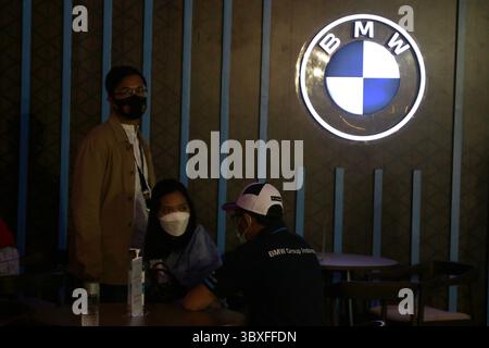 28 giugno 2021, Giacarta, Giacarta, Indonesia: L'auto Legend, BMW serie 3 al lancio a Giacarta, 22 ottobre 2021. LA leggendaria berlina, la BMW 320i Dynamic, ha fatto la sua prima apparizione pubblica. Costruita sulla BMW Production Network 2, Gaya Motor, la BMW 320i Dynamic è dotata di un motore a quattro cilindri da 2,0 litri che produce una potenza massima di 184 cv, mentre la coppia massima è di 300 Nm e utilizza una selezione di innovativi sistemi di assistenza che sono stati perfezionati per la sicurezza del conducente e accolgono la tendenza dei veicoli autonomi. (Immagine di credito: © Dasril Roszandi/ZUMA Press Wire) Foto Stock