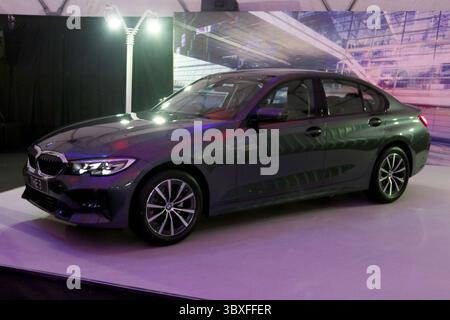 28 giugno 2021, Giacarta, Giacarta, Indonesia: L'auto Legend, BMW serie 3 al lancio a Giacarta, 22 ottobre 2021. LA leggendaria berlina, la BMW 320i Dynamic, ha fatto la sua prima apparizione pubblica. Costruita sulla BMW Production Network 2, Gaya Motor, la BMW 320i Dynamic è dotata di un motore a quattro cilindri da 2,0 litri che produce una potenza massima di 184 cv, mentre la coppia massima è di 300 Nm e utilizza una selezione di innovativi sistemi di assistenza che sono stati perfezionati per la sicurezza del conducente e accolgono la tendenza dei veicoli autonomi. (Immagine di credito: © Dasril Roszandi/ZUMA Press Wire) Foto Stock