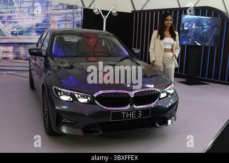 28 giugno 2021, Giacarta, Giacarta, Indonesia: L'auto Legend, BMW serie 3 al lancio a Giacarta, 22 ottobre 2021. LA leggendaria berlina, la BMW 320i Dynamic, ha fatto la sua prima apparizione pubblica. Costruita sulla BMW Production Network 2, Gaya Motor, la BMW 320i Dynamic è dotata di un motore a quattro cilindri da 2,0 litri che produce una potenza massima di 184 cv, mentre la coppia massima è di 300 Nm e utilizza una selezione di innovativi sistemi di assistenza che sono stati perfezionati per la sicurezza del conducente e accolgono la tendenza dei veicoli autonomi. (Immagine di credito: © Dasril Roszandi/ZUMA Press Wire) Foto Stock