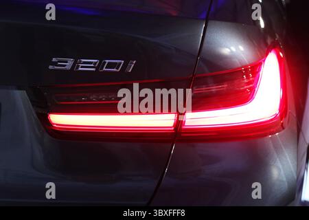 28 giugno 2021, Giacarta, Giacarta, Indonesia: L'auto Legend, BMW serie 3 al lancio a Giacarta, 22 ottobre 2021. LA leggendaria berlina, la BMW 320i Dynamic, ha fatto la sua prima apparizione pubblica. Costruita sulla BMW Production Network 2, Gaya Motor, la BMW 320i Dynamic è dotata di un motore a quattro cilindri da 2,0 litri che produce una potenza massima di 184 cv, mentre la coppia massima è di 300 Nm e utilizza una selezione di innovativi sistemi di assistenza che sono stati perfezionati per la sicurezza del conducente e accolgono la tendenza dei veicoli autonomi. (Immagine di credito: © Dasril Roszandi/ZUMA Press Wire) Foto Stock