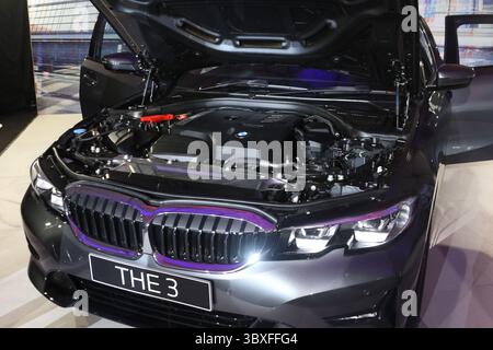 28 giugno 2021, Giacarta, Giacarta, Indonesia: L'auto Legend, BMW serie 3 al lancio a Giacarta, 22 ottobre 2021. LA leggendaria berlina, la BMW 320i Dynamic, ha fatto la sua prima apparizione pubblica. Costruita sulla BMW Production Network 2, Gaya Motor, la BMW 320i Dynamic è dotata di un motore a quattro cilindri da 2,0 litri che produce una potenza massima di 184 cv, mentre la coppia massima è di 300 Nm e utilizza una selezione di innovativi sistemi di assistenza che sono stati perfezionati per la sicurezza del conducente e accolgono la tendenza dei veicoli autonomi. (Immagine di credito: © Dasril Roszandi/ZUMA Press Wire) Foto Stock