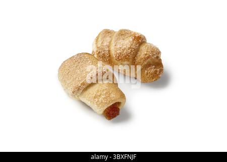 Due piccoli boccali di pasta sfoglia croccanti e friabili con delicato ripieno di mele aromatizzate alla cannella e crosta dorata di spolverini di zucchero. Foto Stock