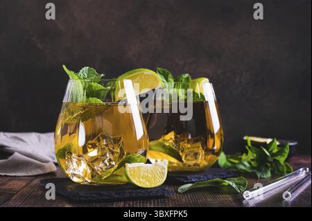 Cibo, tè freddo rinfrescante con menta e lime in bicchieri sul tavolo Foto Stock