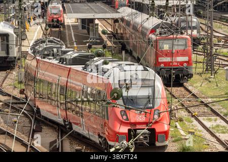 Regionalzug bei der Abfahrt vom Hauptbahnhof, mehrere Züge an den Bahnsteigen, München, Juli 2025 Deutschland, München, Juli 2025, Regionalzug bei der Abfahrt vom Münchner Hauptbahnhof, Regionalverkehr, DB Regio, Bahnverkehr, Deutschlandticket, Deutsche Bahn, DB, Gewirr von Oberleitungen, Verkehr, Sommer, Bayern, bayerisch, *** treno regionale in partenza dalla stazione centrale, diversi treni ai binari, Monaco di Baviera, luglio 2025 Germania, Monaco di Baviera, luglio 2025, treno regionale in partenza dalla stazione centrale di Monaco, traffico regionale, DB Regio, traffico ferroviario, Deutschlandticket, Deutsche Bahn, DB, groviglio di ov Foto Stock