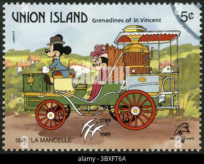 ST. VINCENT GRENADINES - UNION ISLAND - 1989 CIRCA: Un francobollo stampato a St. Vincent Grenadines mostra Topolino e Minnie, 1878 la Mancelle, S. Foto Stock